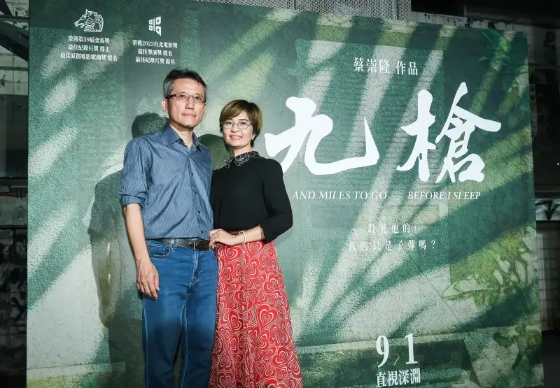 導演蔡崇隆（左）、原籍越南的妻子阮金紅，出席《九槍》首映會。（圖／瀚草文創）